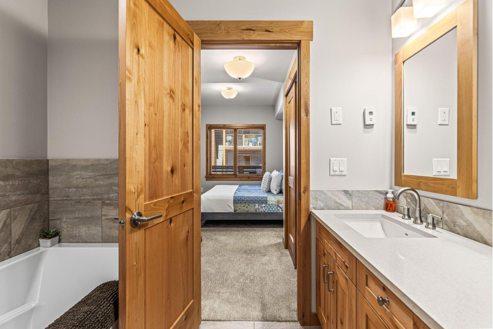 Spring Creek Luxury King One Bedroom At White Spruce Lodge كانمور المظهر الخارجي الصورة