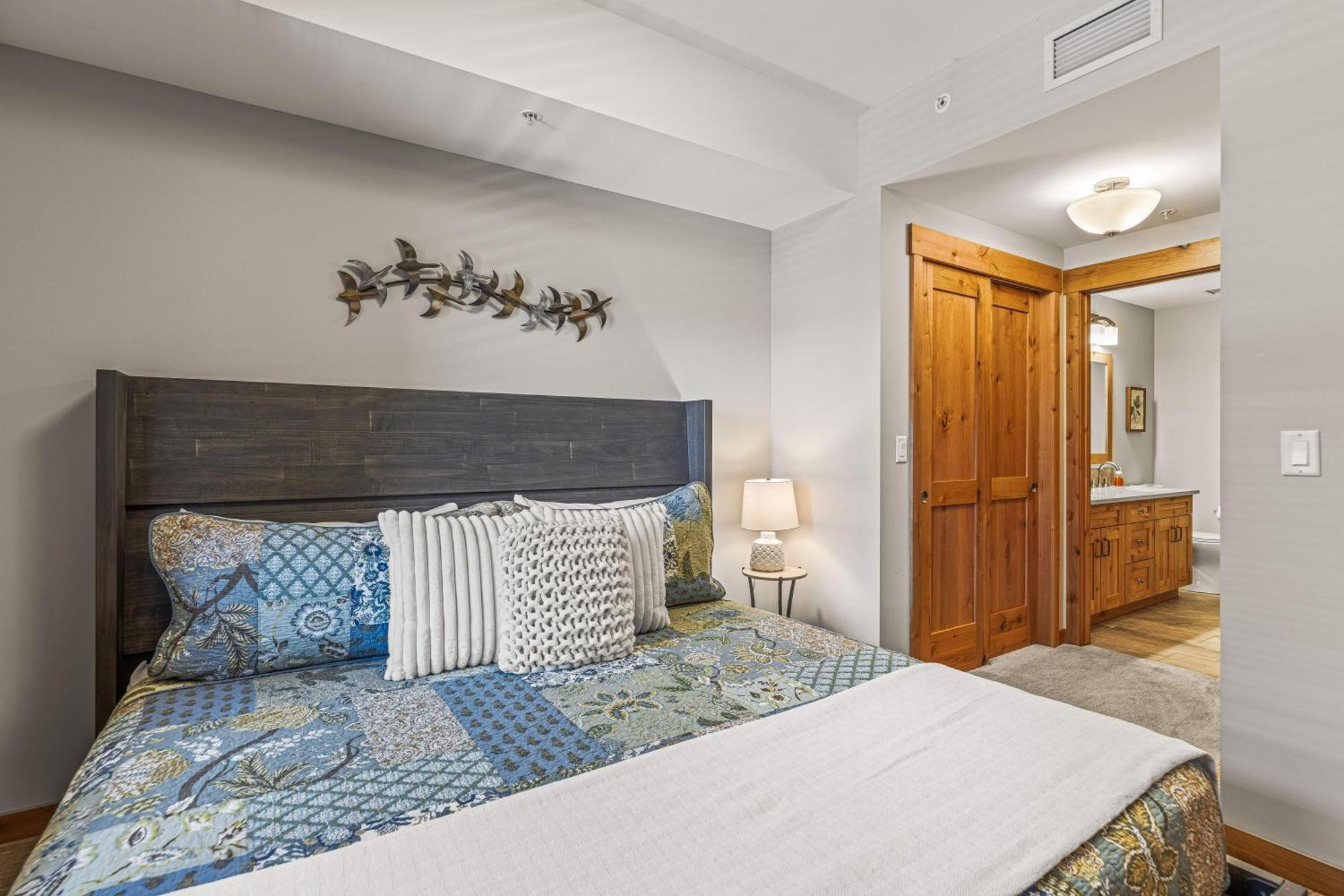 Spring Creek Luxury King One Bedroom At White Spruce Lodge كانمور المظهر الخارجي الصورة