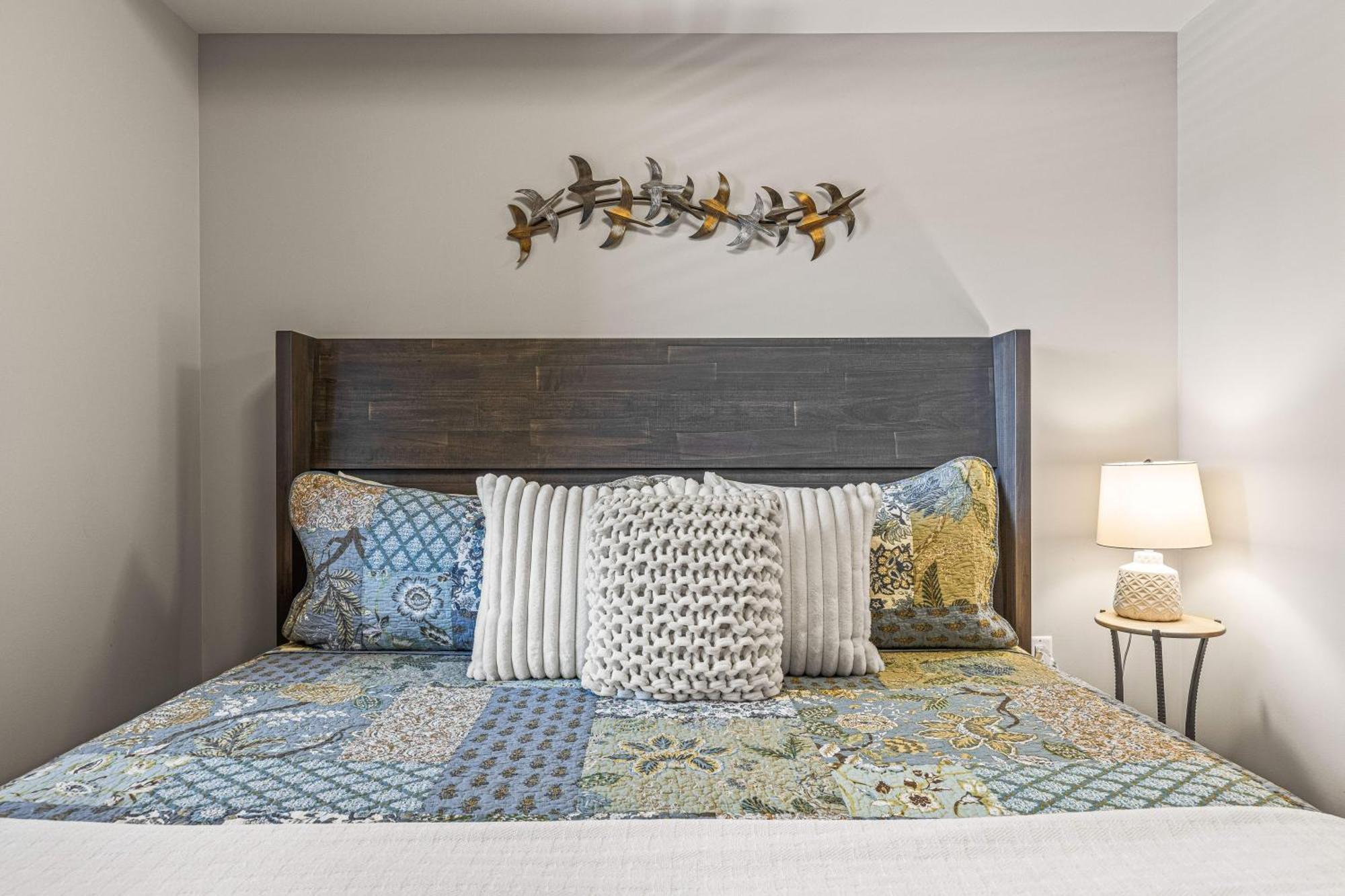 Spring Creek Luxury King One Bedroom At White Spruce Lodge كانمور المظهر الخارجي الصورة