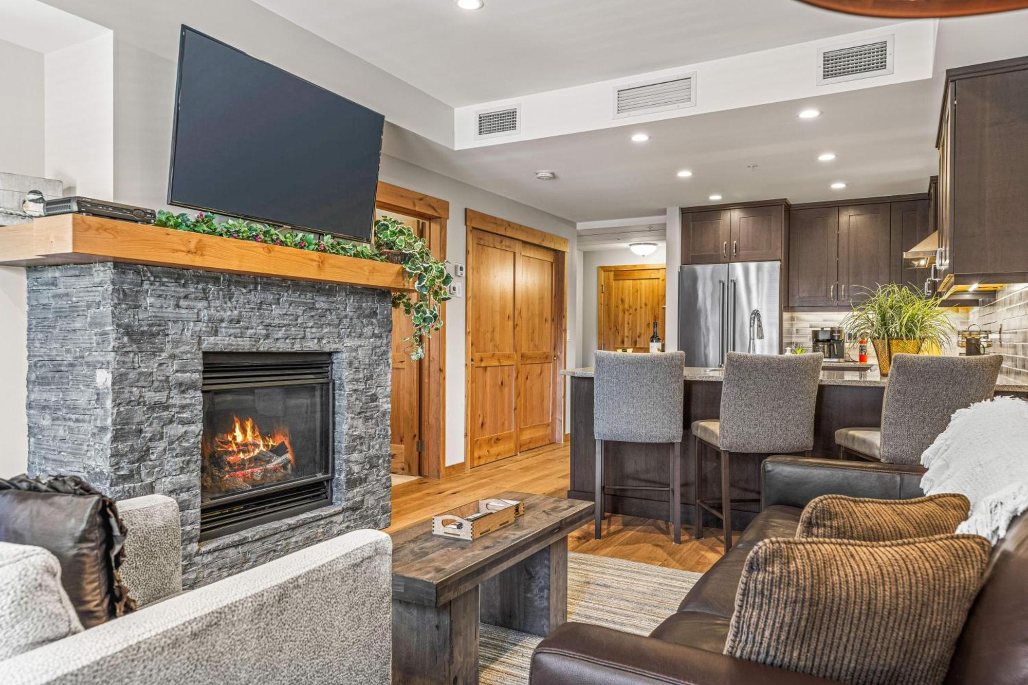Spring Creek Luxury King One Bedroom At White Spruce Lodge كانمور المظهر الخارجي الصورة