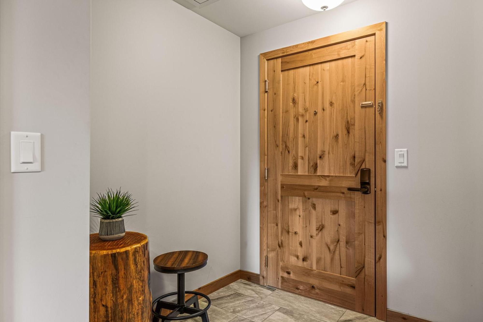 Spring Creek Luxury King One Bedroom At White Spruce Lodge كانمور المظهر الخارجي الصورة