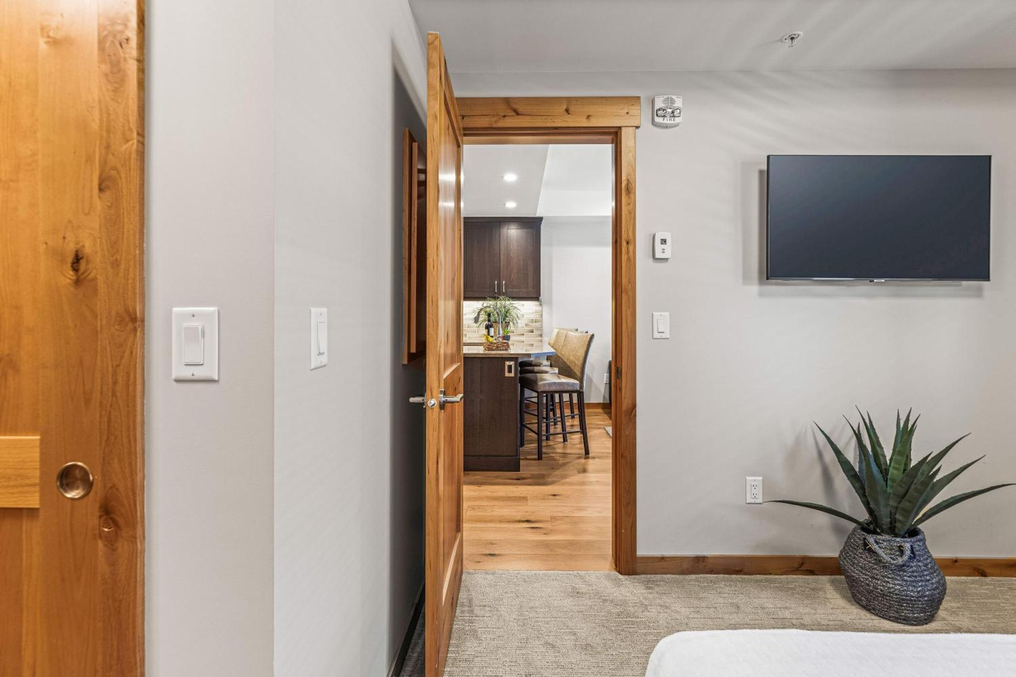 Spring Creek Luxury King One Bedroom At White Spruce Lodge كانمور المظهر الخارجي الصورة