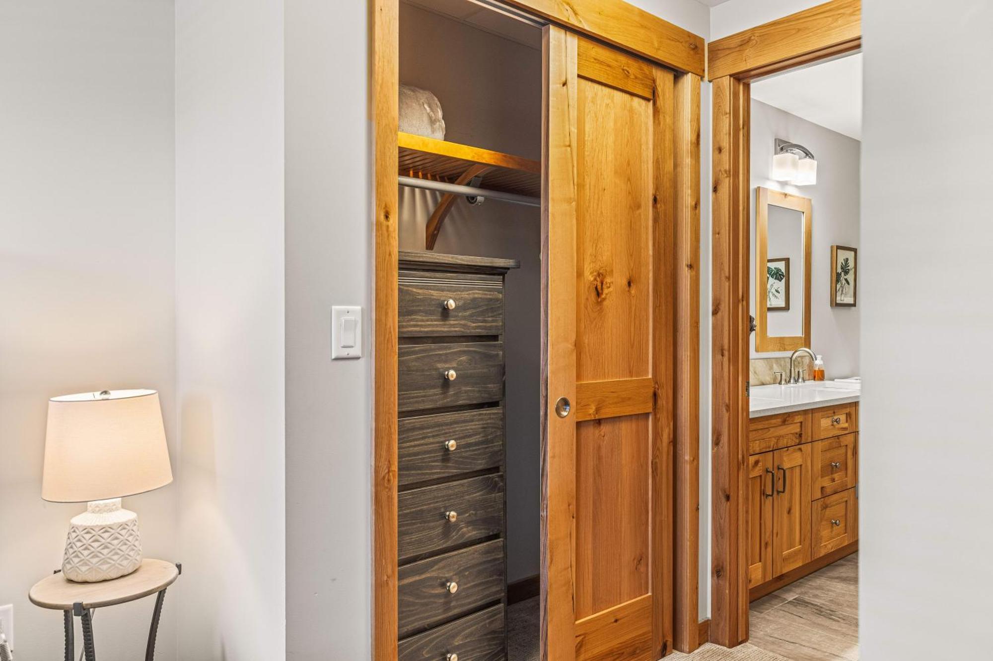 Spring Creek Luxury King One Bedroom At White Spruce Lodge كانمور المظهر الخارجي الصورة