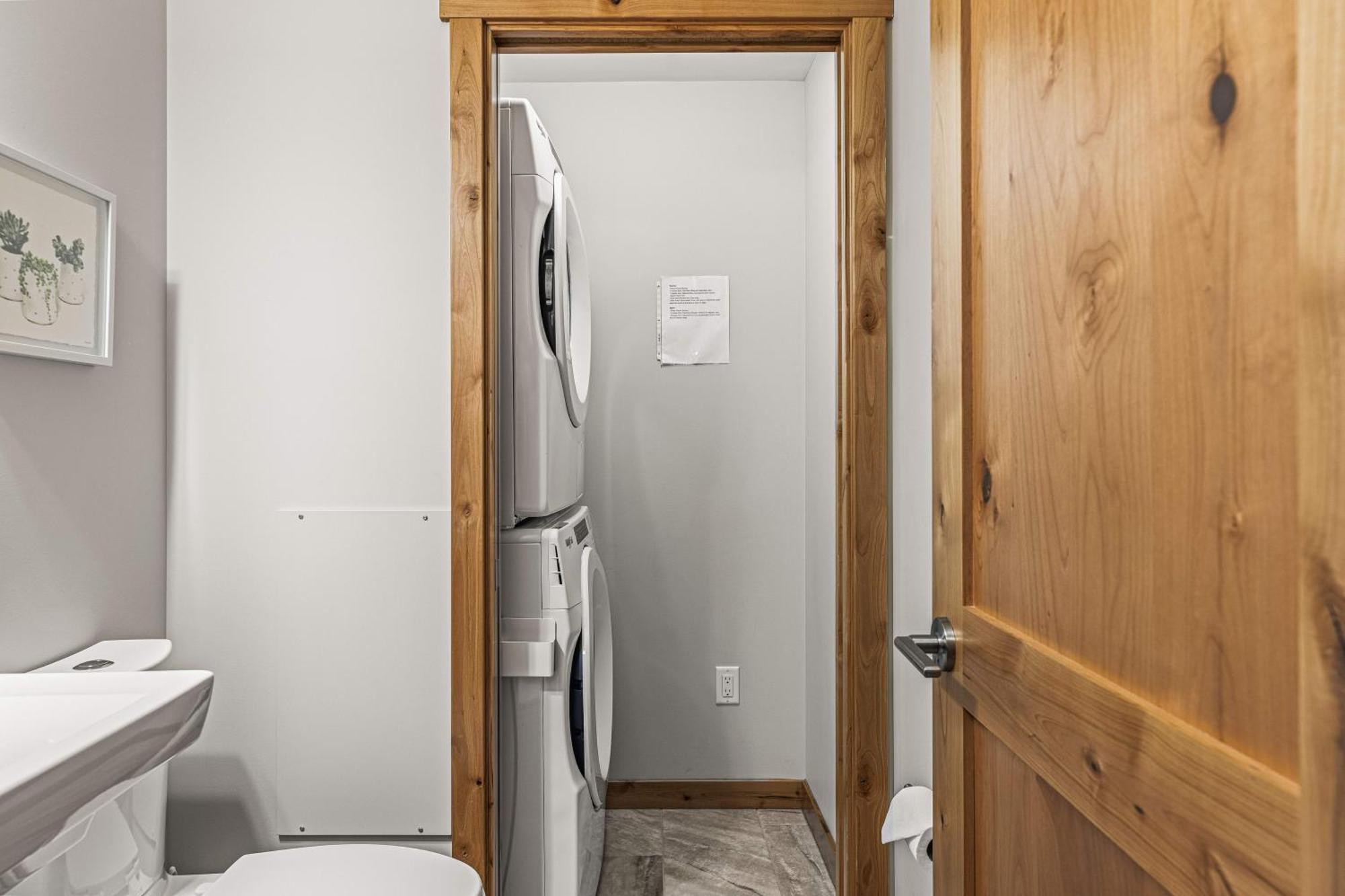 Spring Creek Luxury King One Bedroom At White Spruce Lodge كانمور المظهر الخارجي الصورة