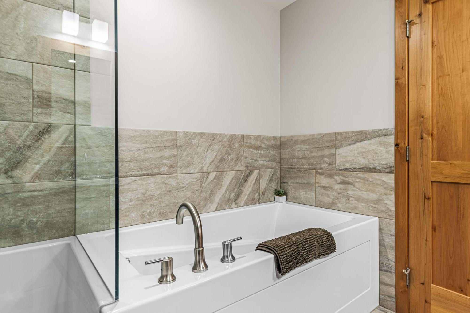Spring Creek Luxury King One Bedroom At White Spruce Lodge كانمور المظهر الخارجي الصورة