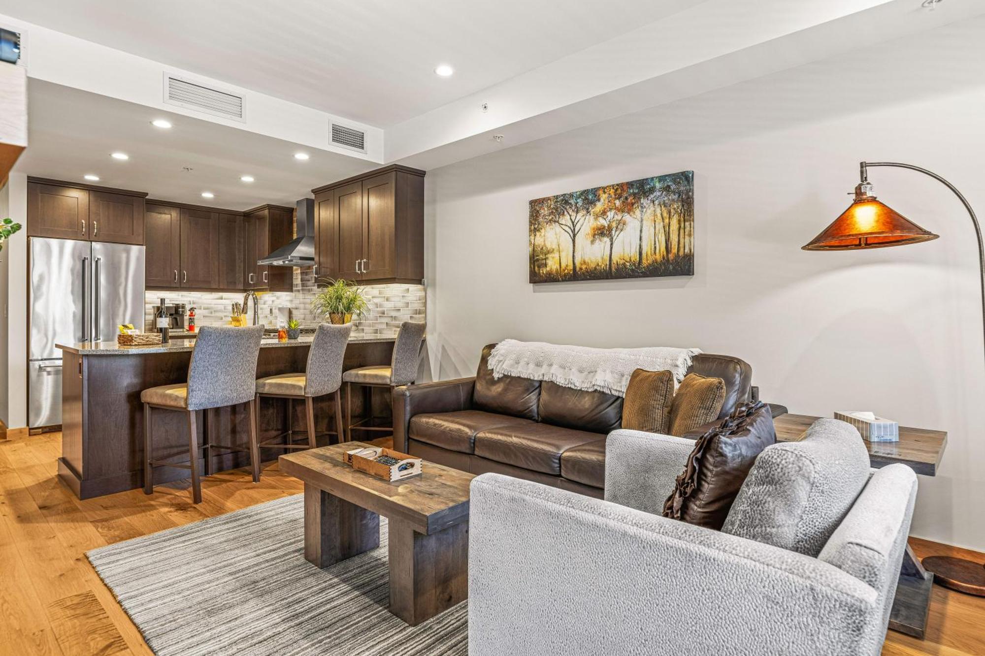 Spring Creek Luxury King One Bedroom At White Spruce Lodge كانمور المظهر الخارجي الصورة