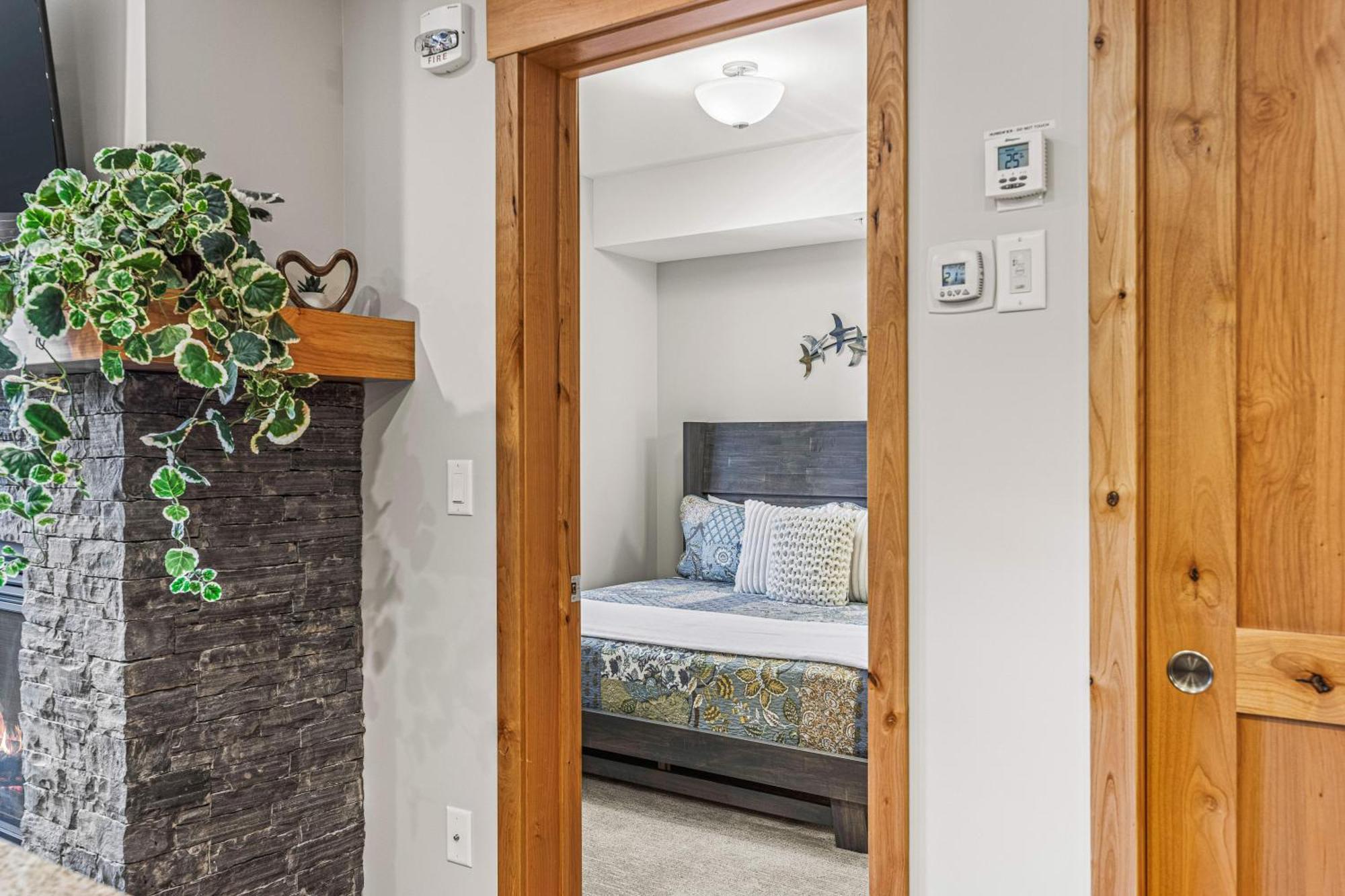 Spring Creek Luxury King One Bedroom At White Spruce Lodge كانمور المظهر الخارجي الصورة
