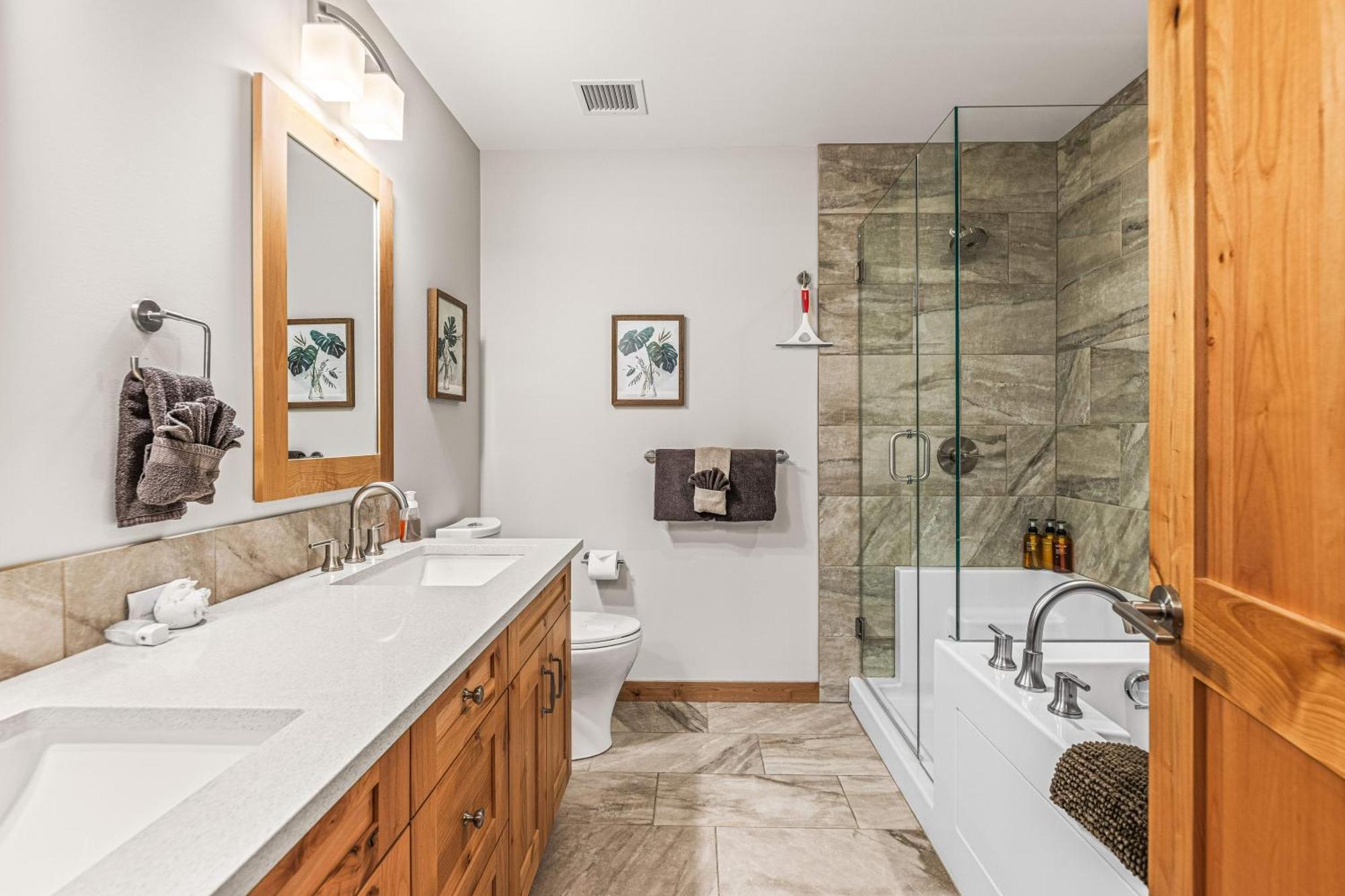 Spring Creek Luxury King One Bedroom At White Spruce Lodge كانمور المظهر الخارجي الصورة