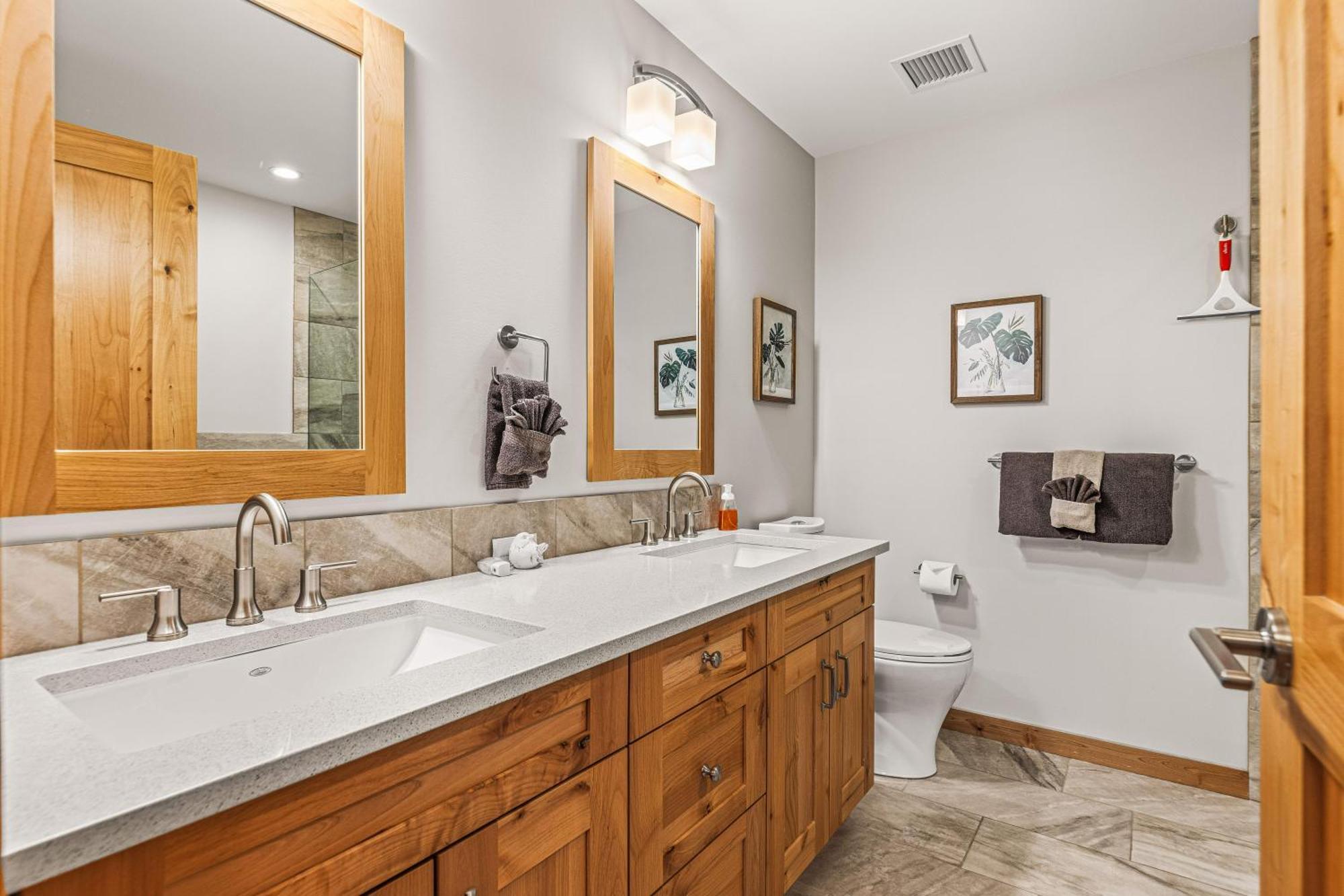 Spring Creek Luxury King One Bedroom At White Spruce Lodge كانمور المظهر الخارجي الصورة