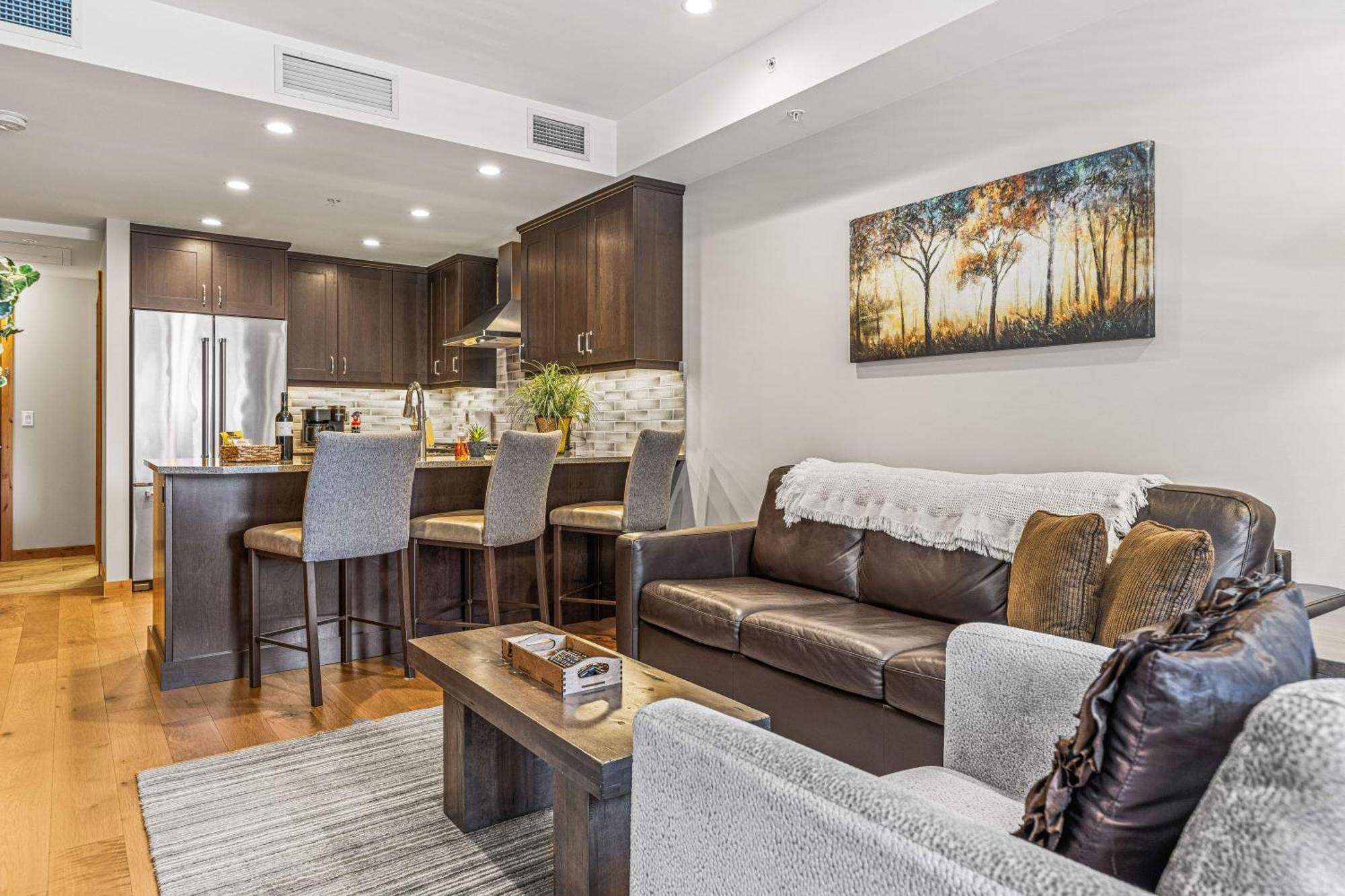 Spring Creek Luxury King One Bedroom At White Spruce Lodge كانمور المظهر الخارجي الصورة
