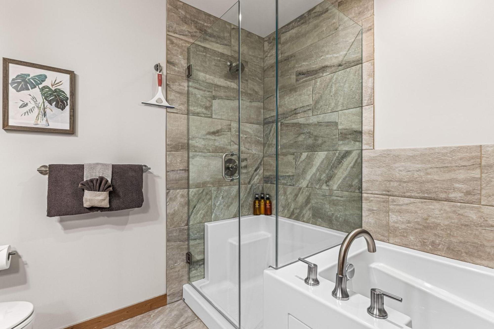Spring Creek Luxury King One Bedroom At White Spruce Lodge كانمور المظهر الخارجي الصورة