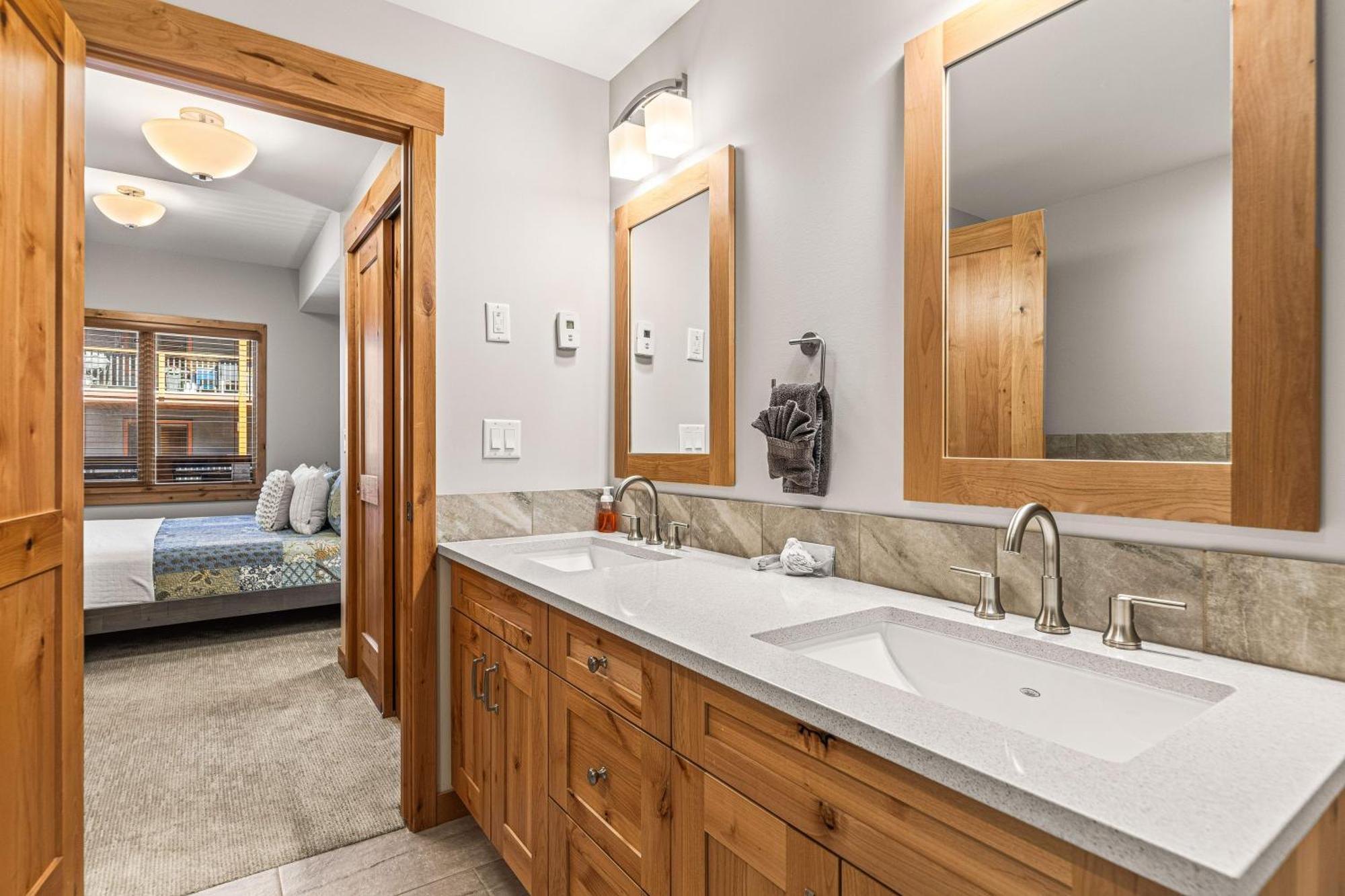 Spring Creek Luxury King One Bedroom At White Spruce Lodge كانمور المظهر الخارجي الصورة