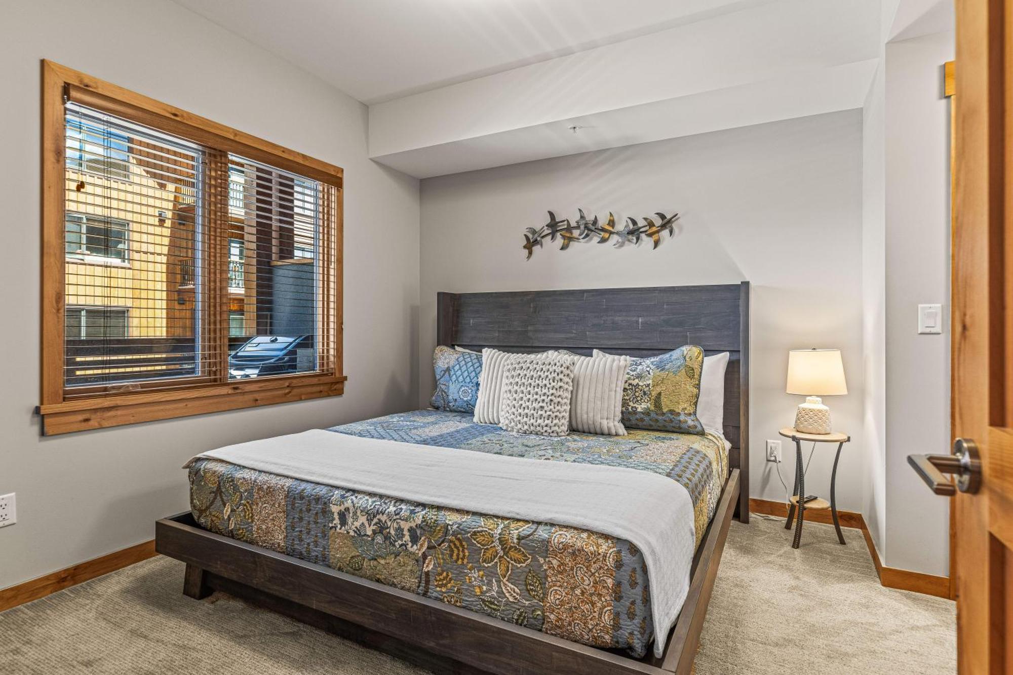 Spring Creek Luxury King One Bedroom At White Spruce Lodge كانمور المظهر الخارجي الصورة