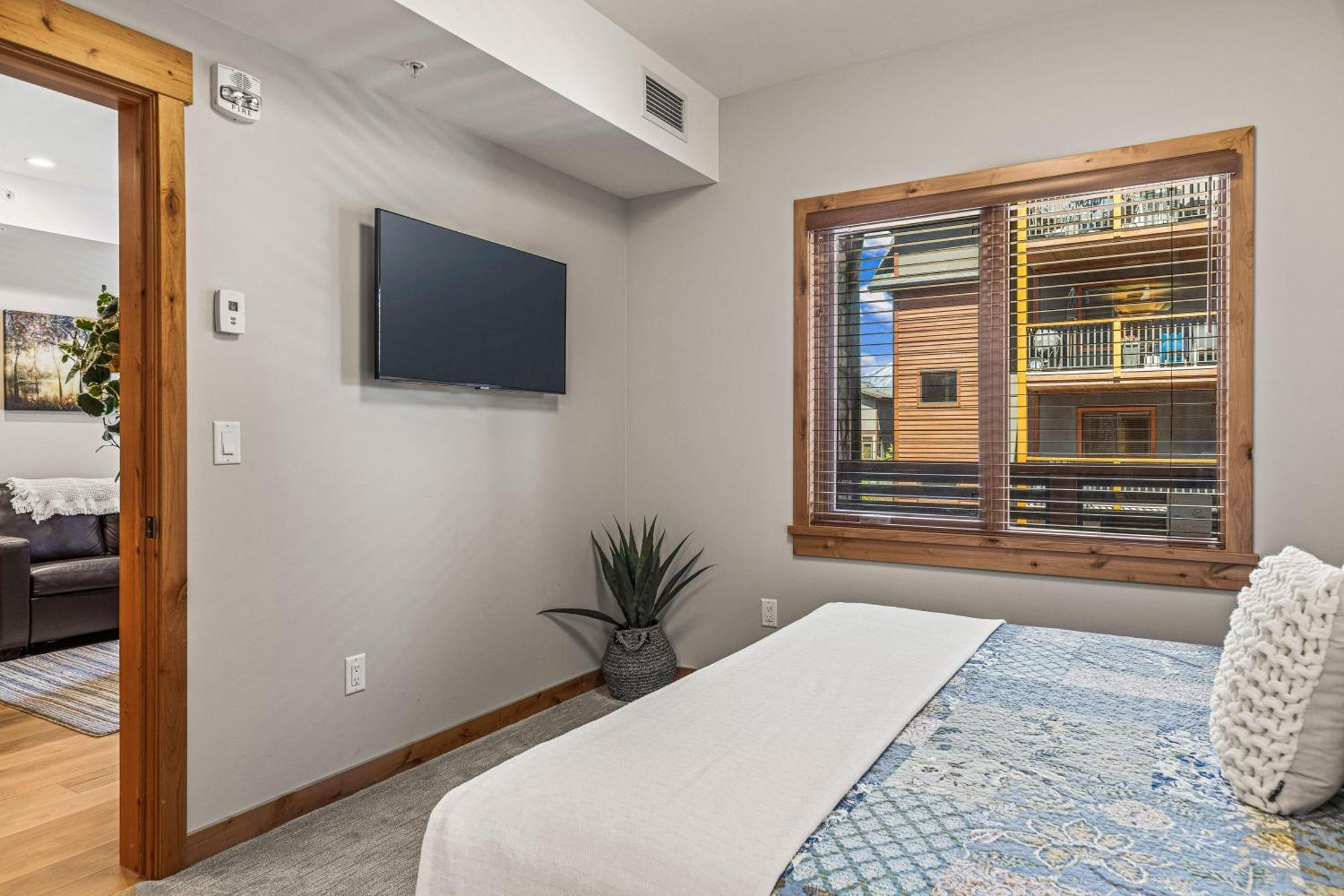 Spring Creek Luxury King One Bedroom At White Spruce Lodge كانمور المظهر الخارجي الصورة