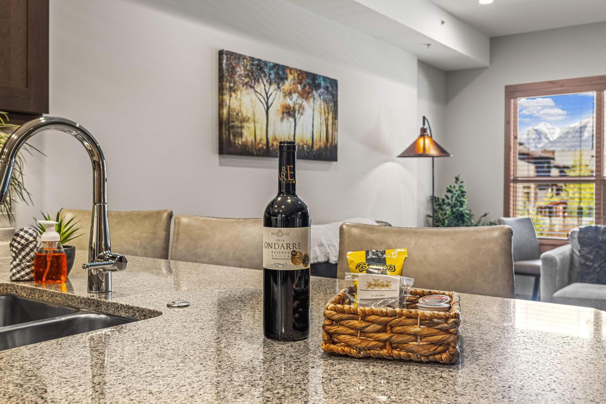 Spring Creek Luxury King One Bedroom At White Spruce Lodge كانمور المظهر الخارجي الصورة
