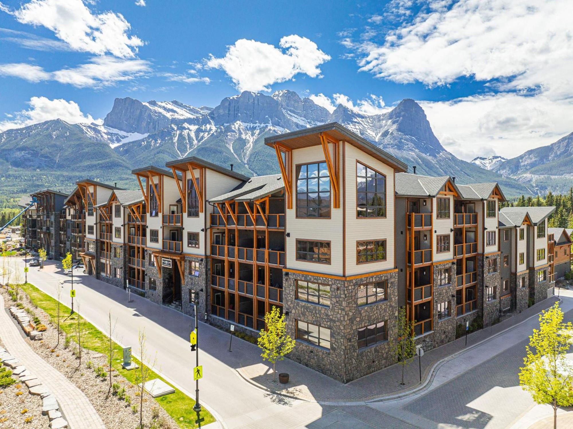 Spring Creek Luxury King One Bedroom At White Spruce Lodge كانمور المظهر الخارجي الصورة